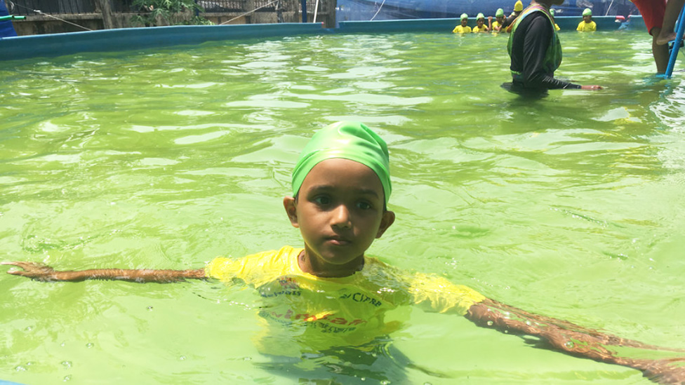 Niña aprendiendo a nadar en Bangladesh