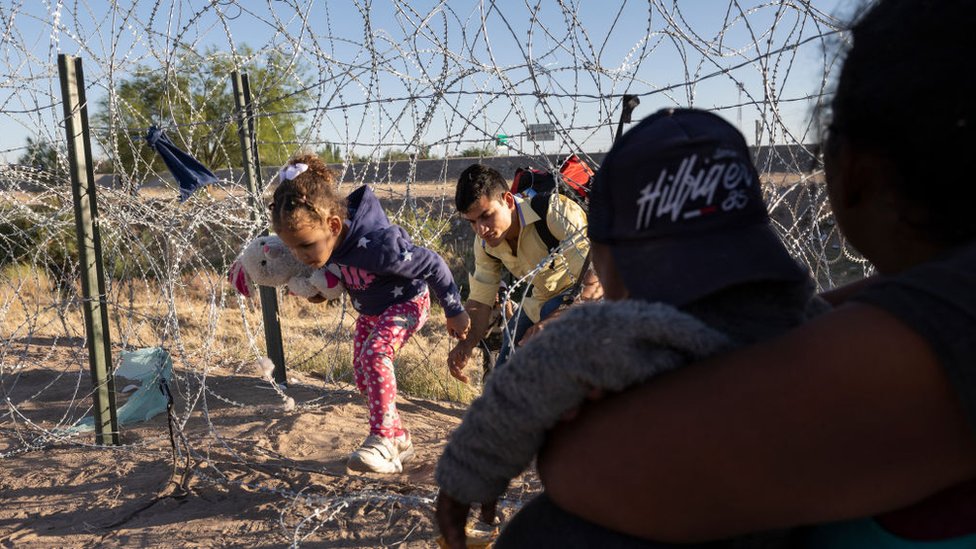 Familias inmigrantes cruzan desde México a Estados Unidos para solicitar asilo el 08 de mayo de 2023 en El Paso, Texas.