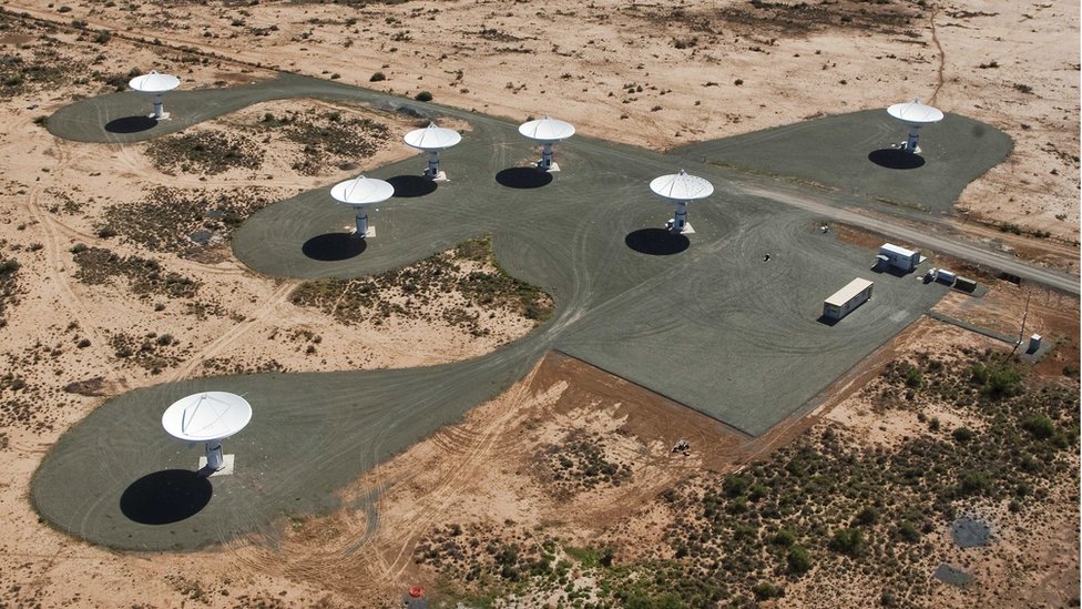 MeerKAT, en Sudáfrica, es el precursor de una red de telescopios mundial que abarcará con sus antenas un millón de metros cuadrados. MeerKAT