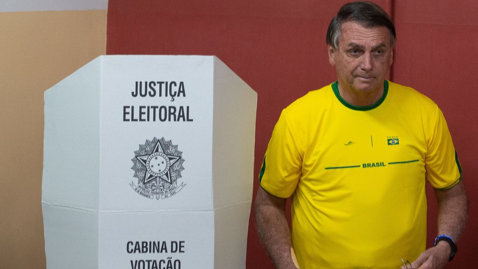 Jair Bolsonaro ao votar