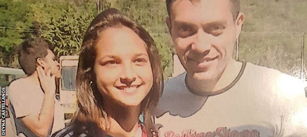 Castellanos jugó con la academia de Juan Arango, considerado el mejor jugador en la historia del fútbol venezolano. Deyna Castellanos y Juan Arango (Crédito: Deyna Castellanos)