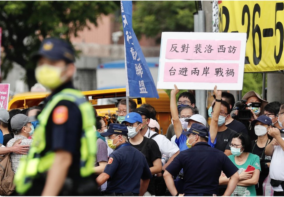 8月3日，美國眾議院議長佩洛西在台北市景美人權文化公園訪問期間，一名抗議者展示「反對佩洛西訪問以避兩岸戰禍」的標語牌。