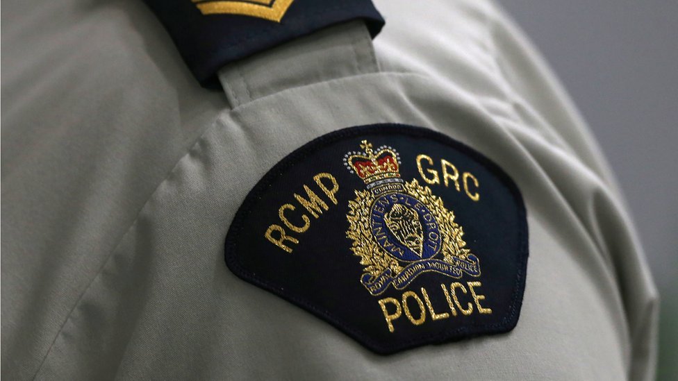 Герб Королевской канадской конной полиции (RCMP) можно увидеть на униформе ее члена