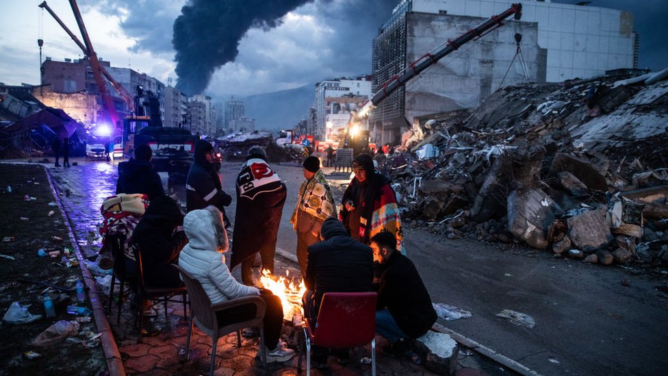 Sobrevivientes del terremoto se congregan en el cenro de una calle en Gaziantep, Turquía