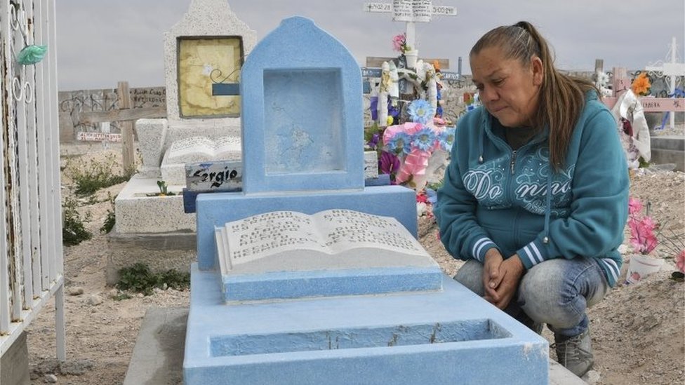 Мария Гуадалупе Герека посещает могилу своего сына Серхио Эрнандеса в Хуаресе, Мексика.