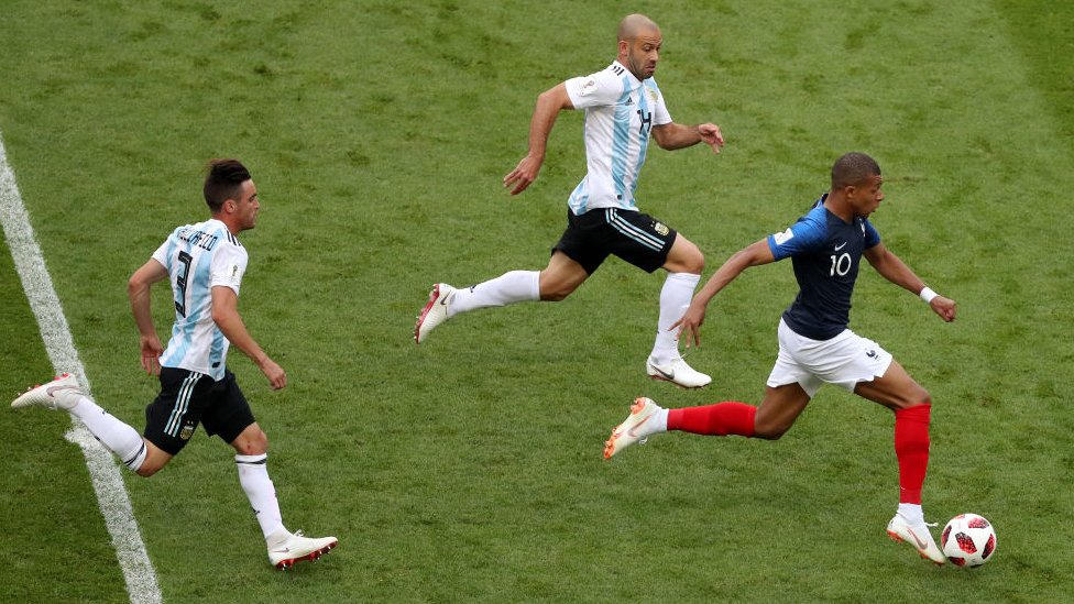 Mbappé en la jugada en propició el primer gol de Francia contra Argentina.