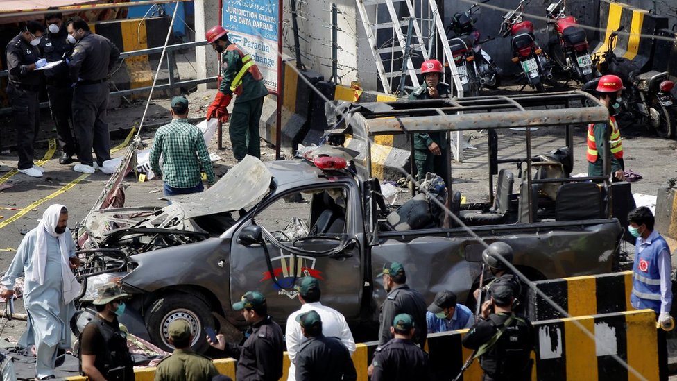 Сгоревшая машина на месте взрыва бомбы в Лахоре