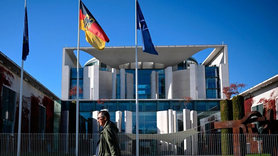 Edificio en Berlín con la bandera alemana