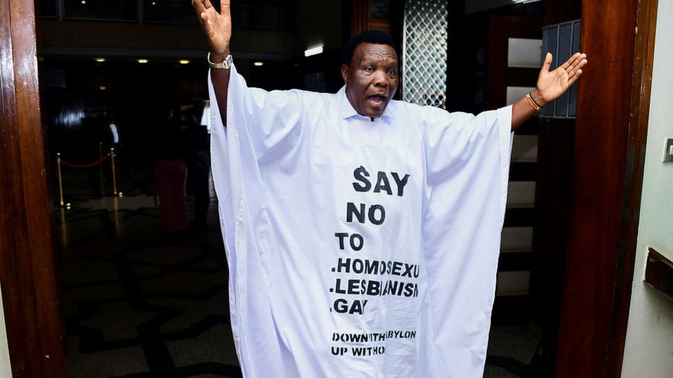 Ugandanski poslanik nosio je odoru sa anti-homoseksualnim sloganima na raspravi u parlamentu