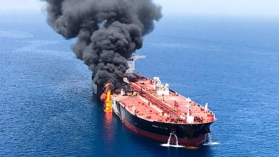 Танкер с сырой нефтью «Фронт Альтаир» горит в Оманском заливе,