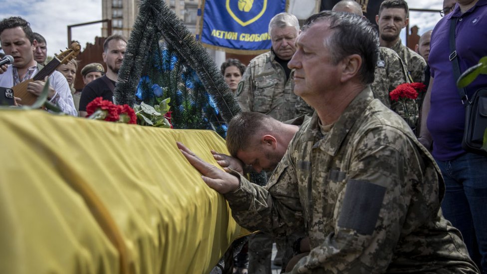 Ceremonia fúnebre en Kyiv en honor a un comandante ucraniano que murió en la guerra.