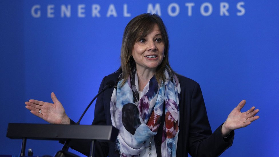 Генеральный директор General Motors (GM) Мэри Барра обращается к средствам массовой информации перед ежегодным собранием акционеров производителя автомобилей в штаб-квартире GM 12 июня 2018 года в Детройте, штат Мичиган.