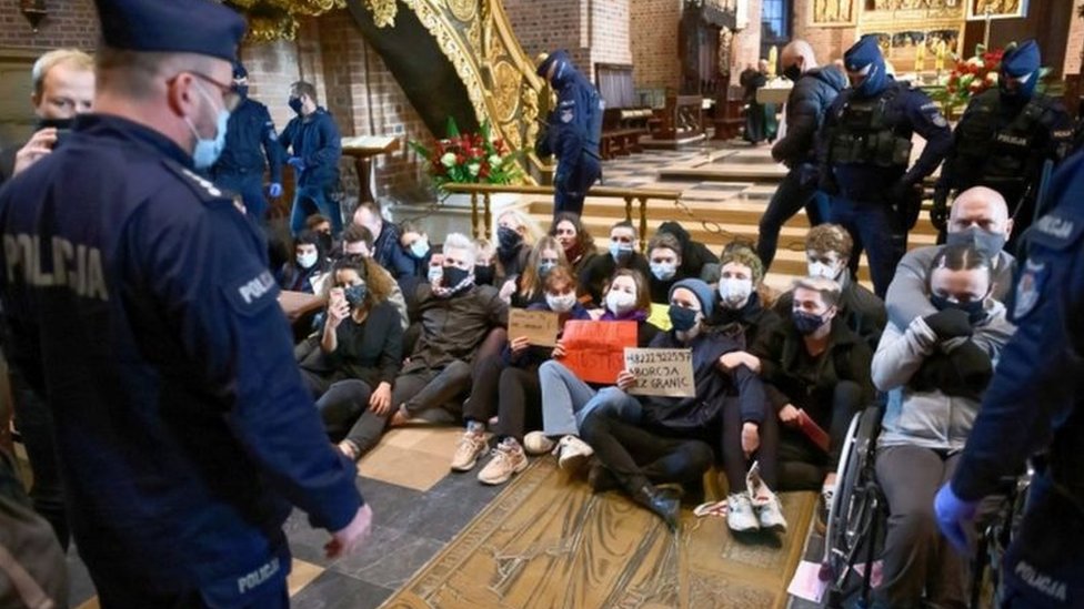 متظاهرون يجلسون على الأرض حتى تم استدعاء الشرطة لنقلهم