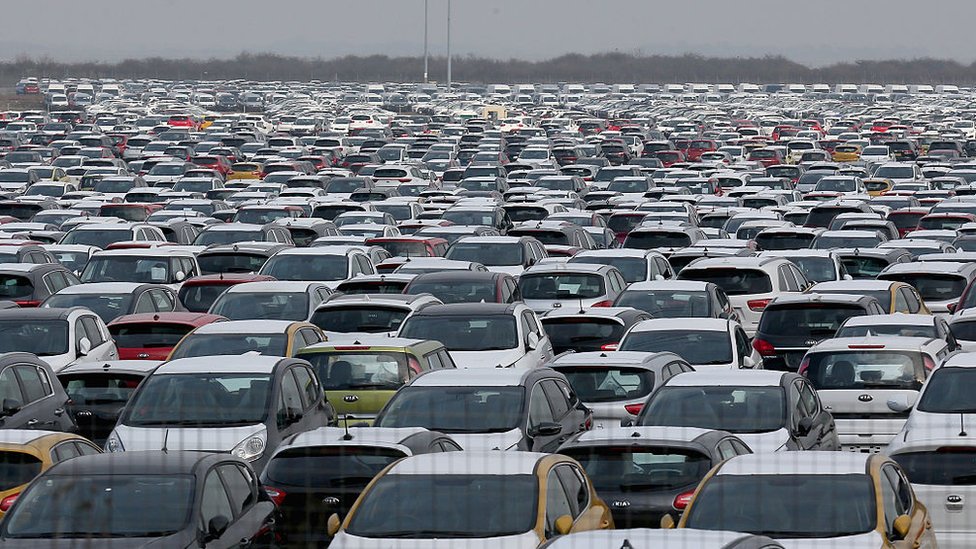 Сотни новых автомобилей припаркованы для импорта и экспорта в доках Гримсби