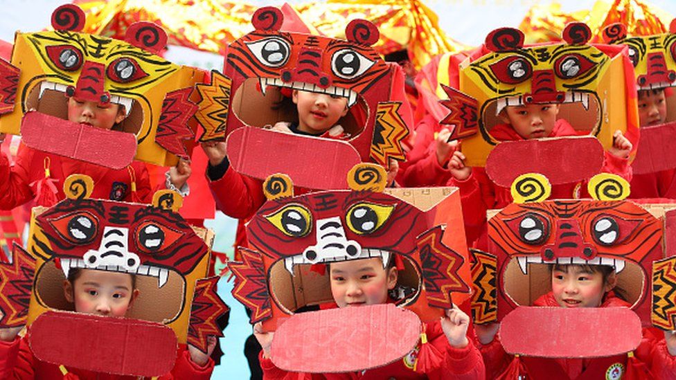 Niños disfrazados para el Año Nuevo chino