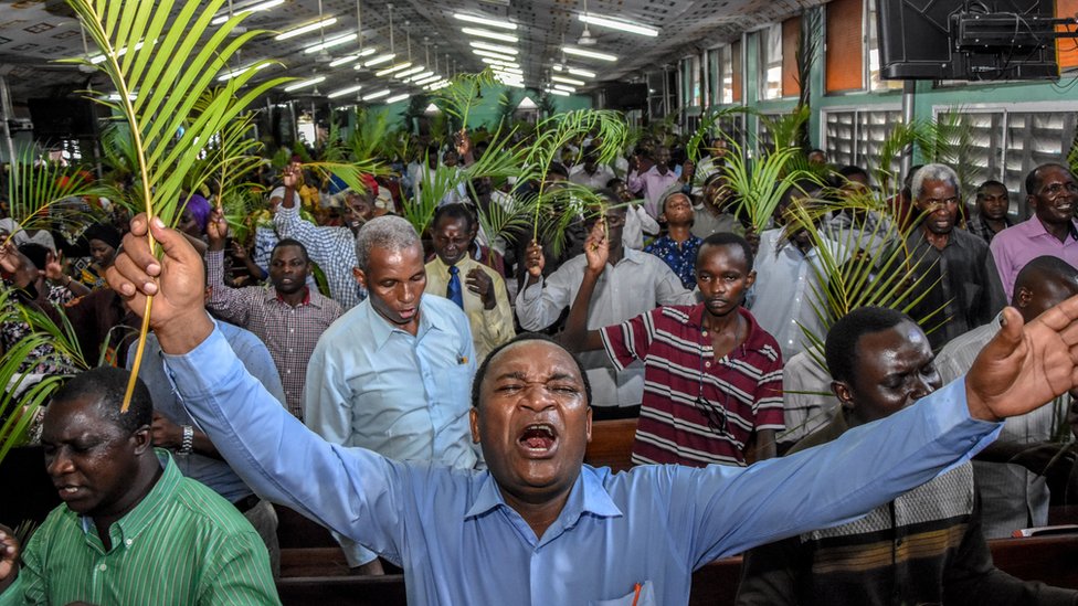 Люди в церкви в Дар-эс-Саламе, Танзания - 5 апреля 2020 г.