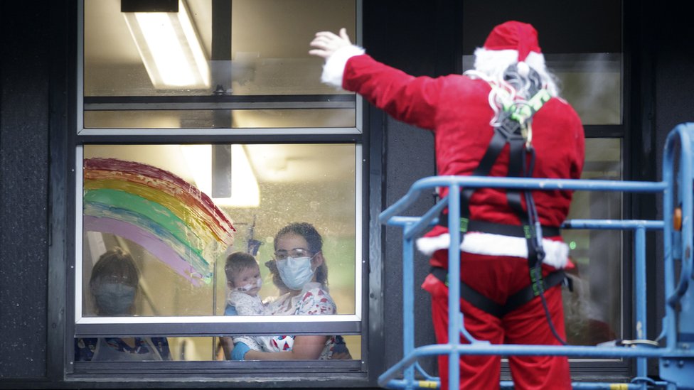 Санта-Клаус посещал больницу с помощью сборщика вишен