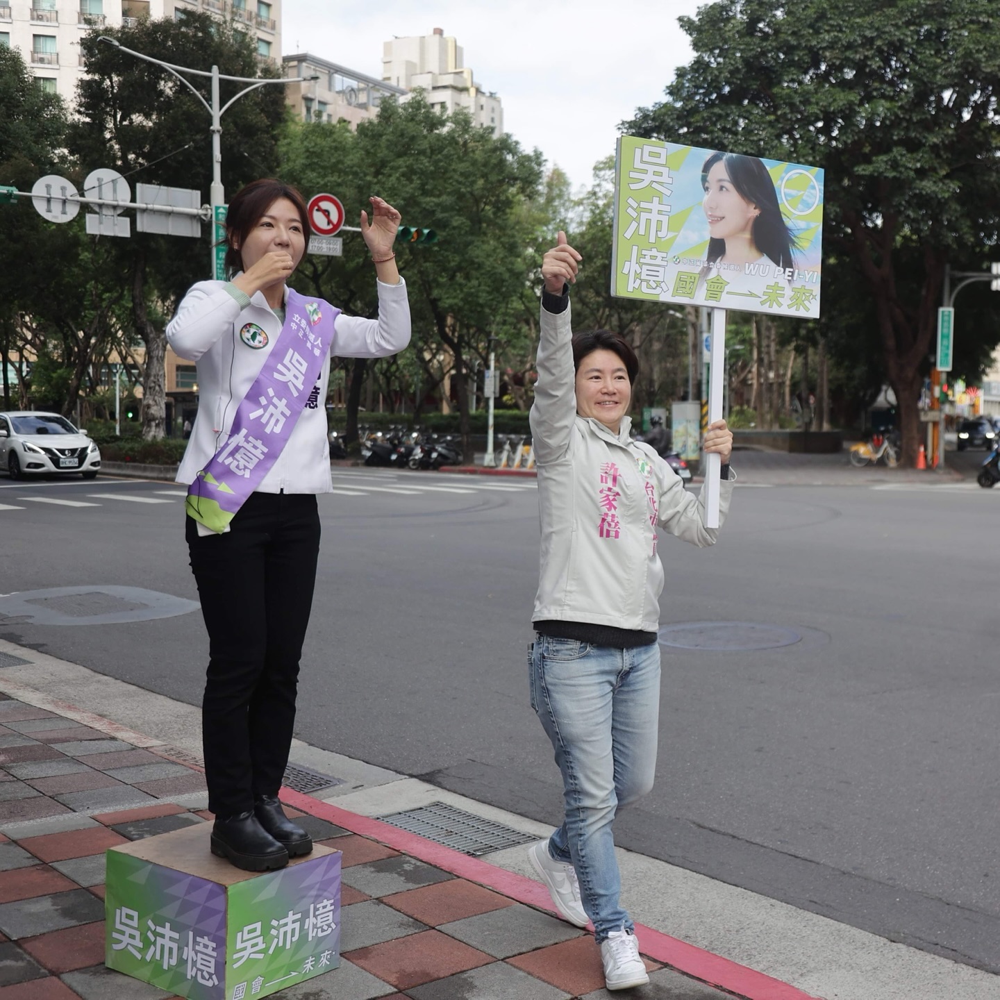 許家蓓（右）在街頭替吳沛憶（左）站台拉票（吳沛憶提供）