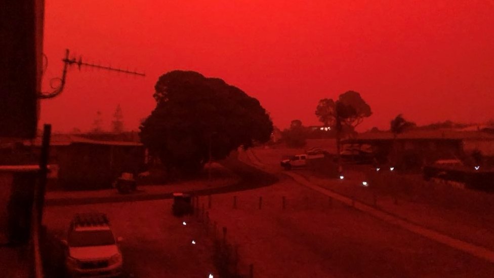 Красное небо опускается над Маллакута, Виктория, Австралия, 4 января