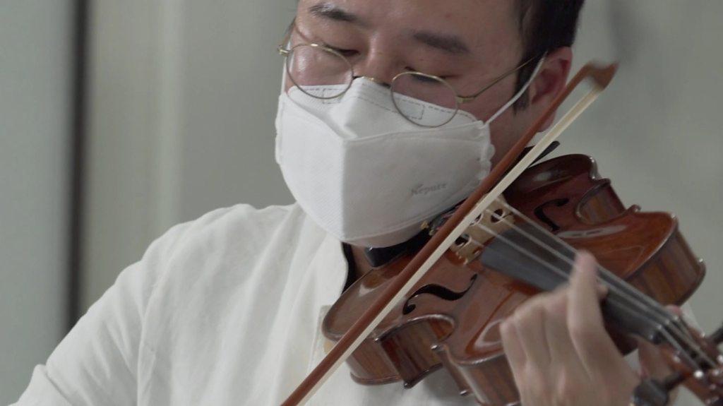 Coronavirus: Playing classical music for South Korea hospital patients