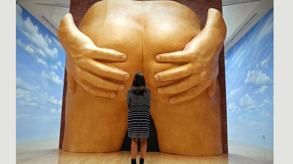 Escultura de Anthea Hamilton na Tate Britain