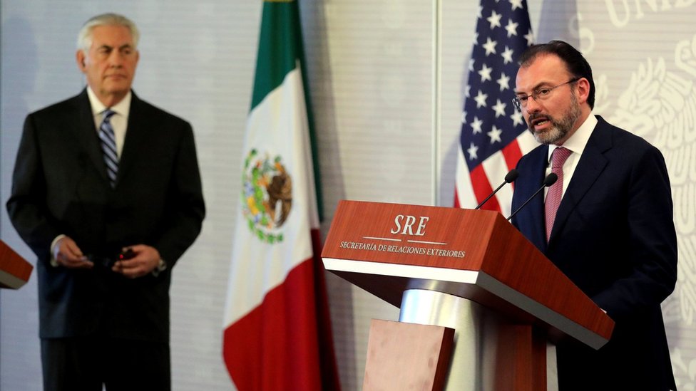 Государственный секретарь США Рекс Тиллерсон (слева) и министр иностранных дел Мексики Луис Видегарай выступают с заявлением в Министерстве иностранных дел в Мехико