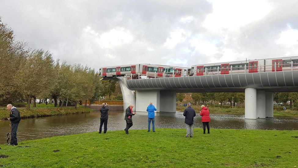 El tren estuvo cerca de caer 10 metros. Tren suspendido