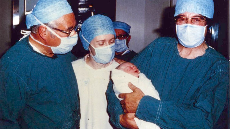 Слева направо: гинеколог Патрик Степто, эмбриолог Жан Парди и физиолог Роберт Эдвардс при рождении Луизы Браун 25 июля 1978 г.