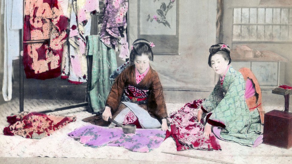 Foto de archivo de mujeres confeccionando kimonos.