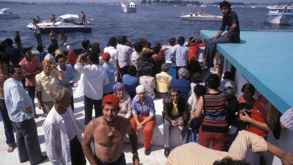 Exiliados cubanos saliendo del puerto de Mariel en 1980.