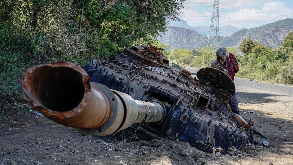 Destroços de tanque na Etiópia após ataque de drone