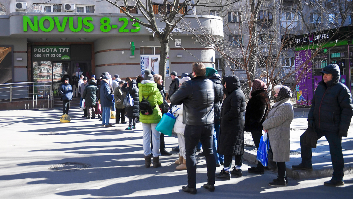 Pessoas esperam na fila do mercado em 1º de março de 2022 em Kiev, na Ucrânia