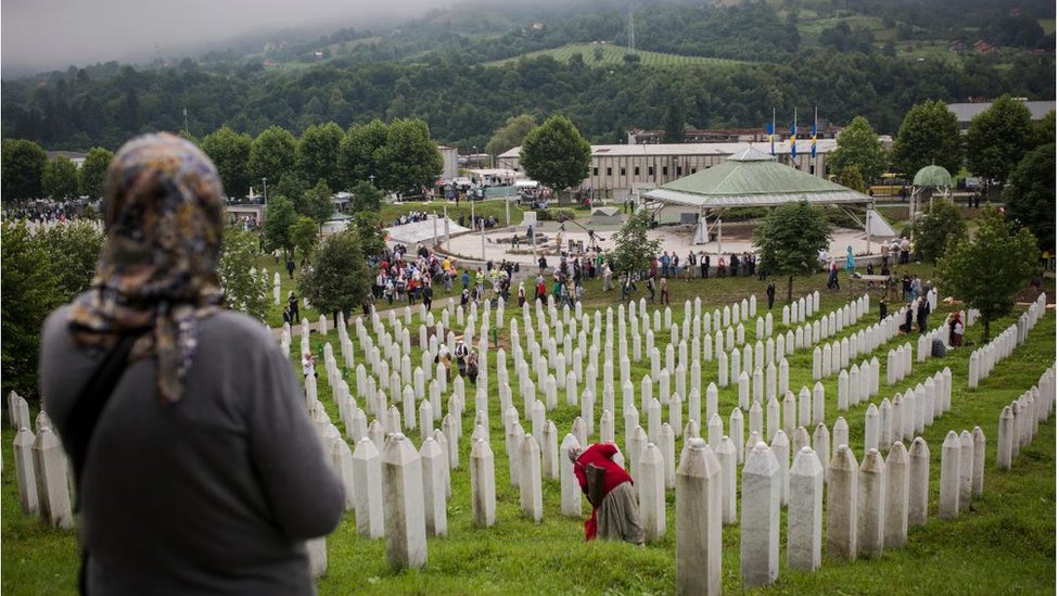 Hiljade ljudi odale počast ubijenima u Srebrenici