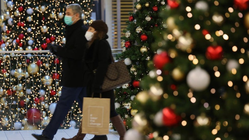 Two people Christmas shopping in Germany