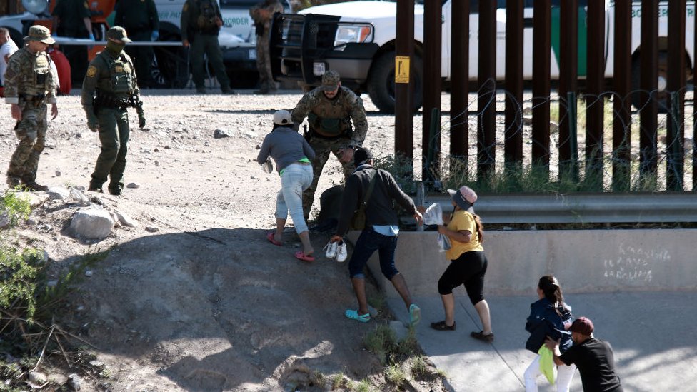 Migrantes venezolanos cruzando la frontera estadounidense después de que el Departamento de Seguridad Nacional (DHS) extendiera la designación de estatus de protección temporal para los venezolanos el 14 de septiembre de 2022.