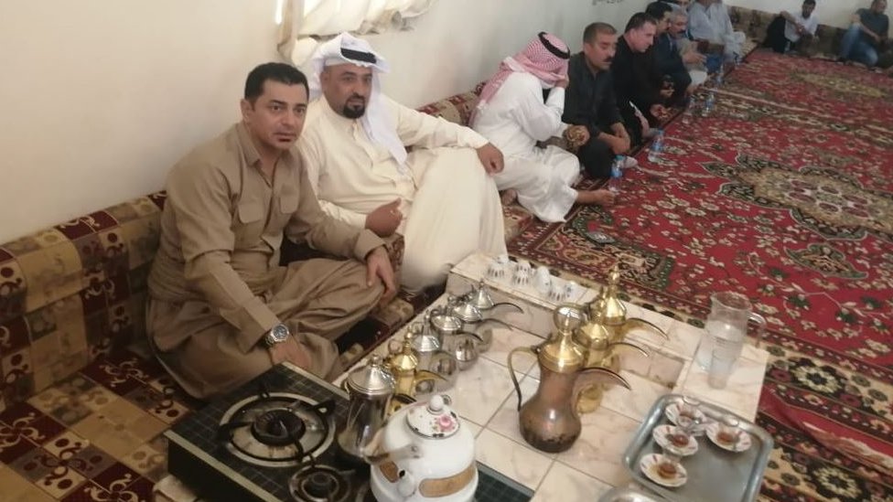Ahmed cenando con miembros de la familia beduina.