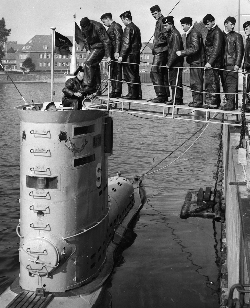 Экипаж подводной лодки "HAI" идет на борт в Киле в августе 1958 года, это первые послевоенные маневры ВМС Германии