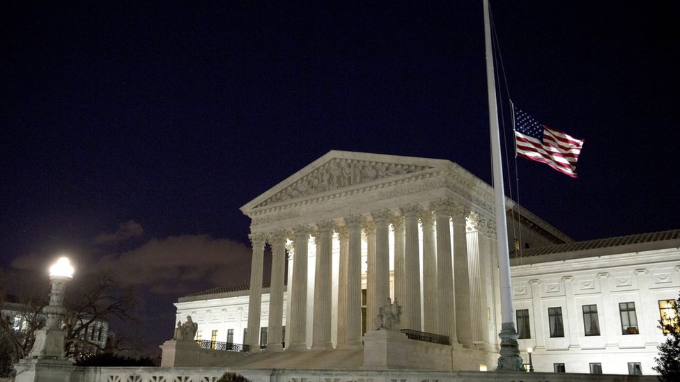 Флаг перед Верховным судом США спускается в честь судьи Скалии
