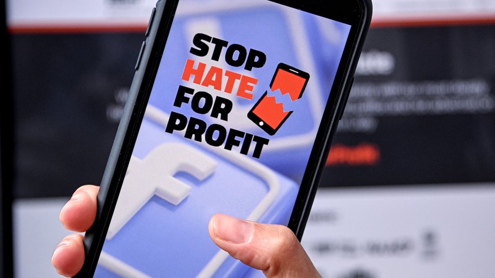 Смартфон, показывающий веб-сайт кампании «Stop Hate For Profit»