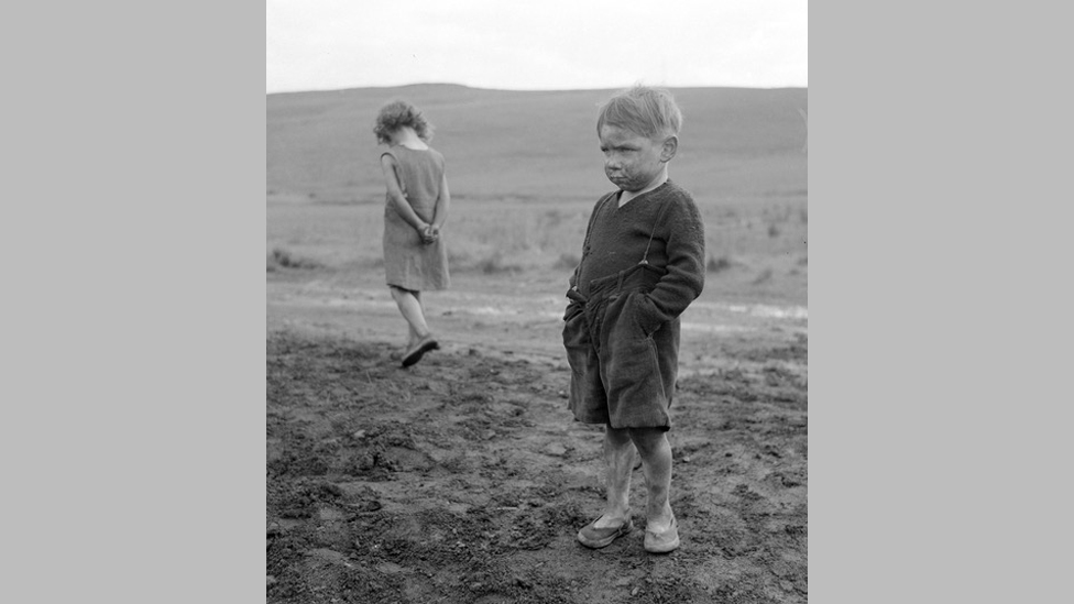 Дети 1950-х годов возле Мертир-Тидвил