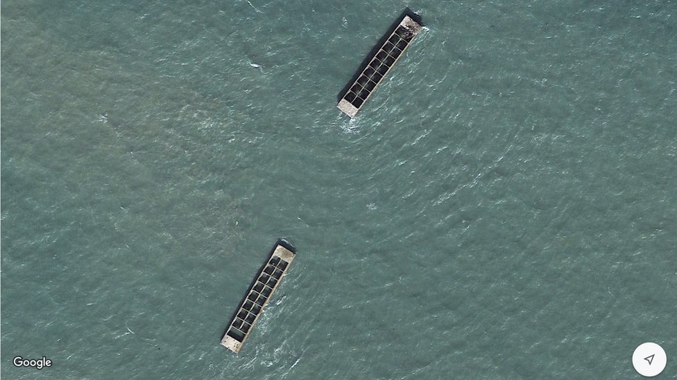 Остатки бетонных волноломов для защиты бухты Малберри в Арроманше