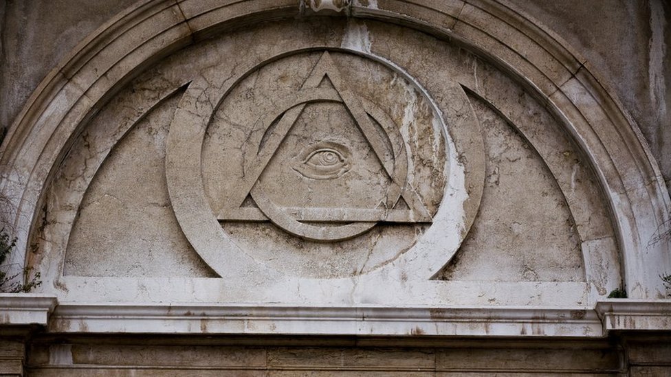 Masonski simboli - svevideće oko, piramida i šestar - postoje na brojnim građevinama u Beogradu