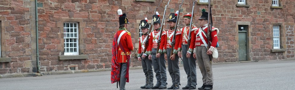 Реконструкторы в форме, которую носили шотландские солдаты во время Крымской войны