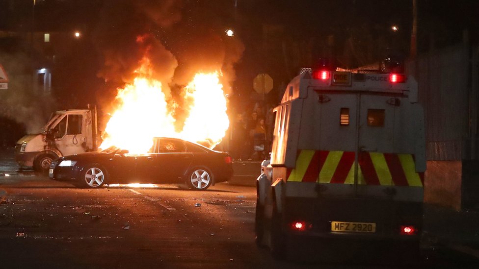 Un auto se quema durante la violencia en Londonderry