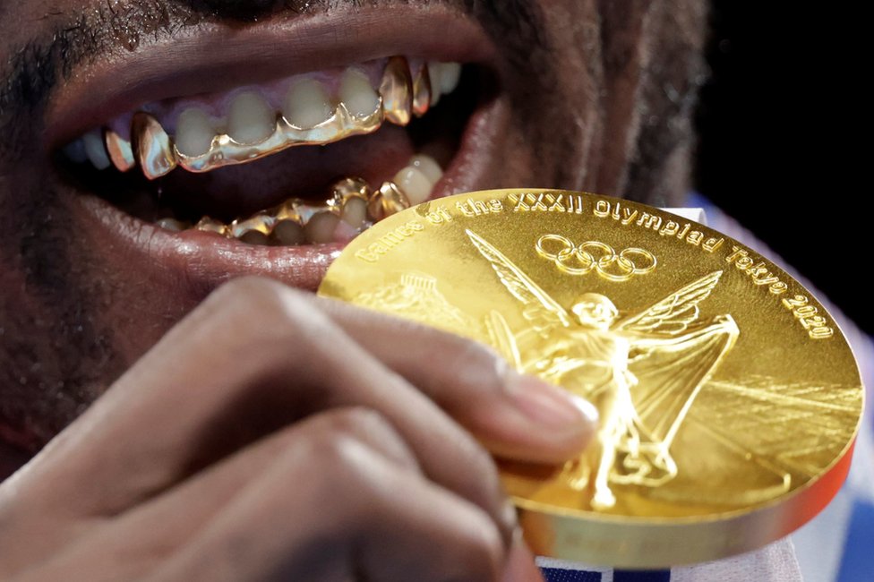 Kubanac Hulio Cezar De La Kruz, osvajač zlatne medalje na Olimpijskim igrama u Tokiju, prineo je medalju zubima na kojima ima pozlatu.