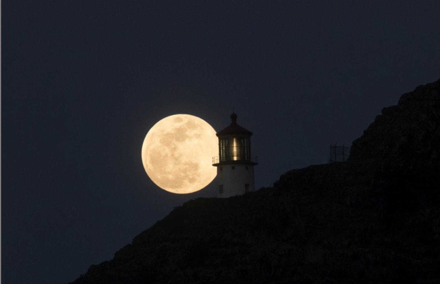 A superlua surge sobre o farol Makapuu no leste de Oahu, Honolulu, Havaí, nos EUA