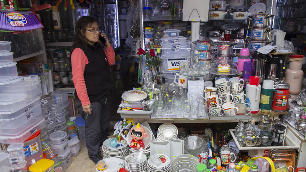 Перуанская торговка Алехандрина Бардалес заходит в свой крошечный рыночный киоск по продаже товаров для дома в Лиме, ??Перу, 19 июля 2019 года.