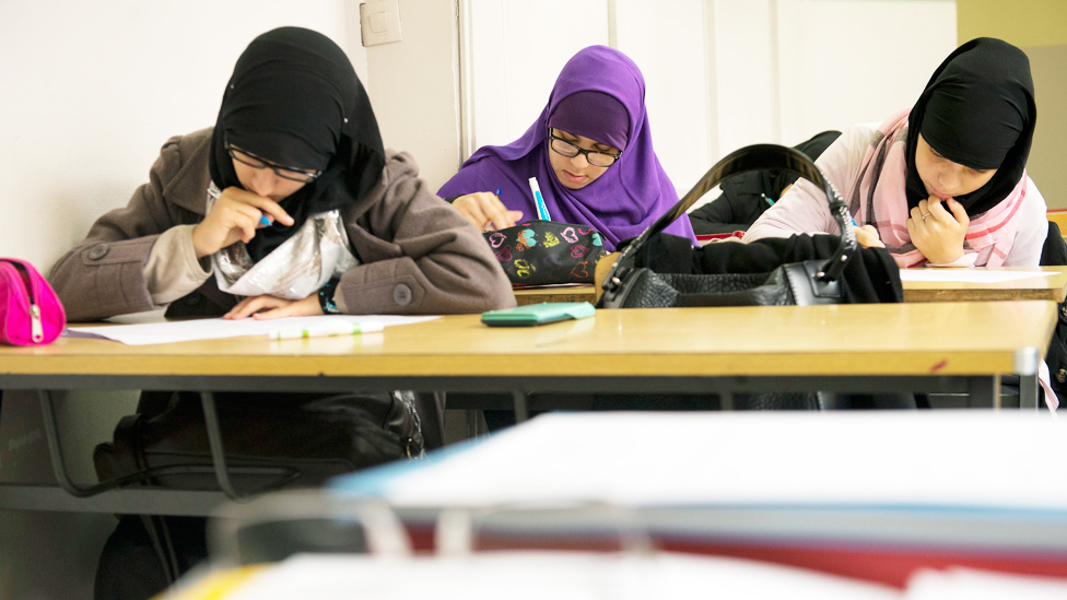 Jóvenes musulmanas en un salón de clase