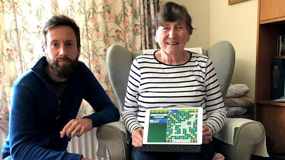 Йен Пим со своей мамой Кристиан, сыгравшей более 21 000 игр в Scrabble в приложении EA