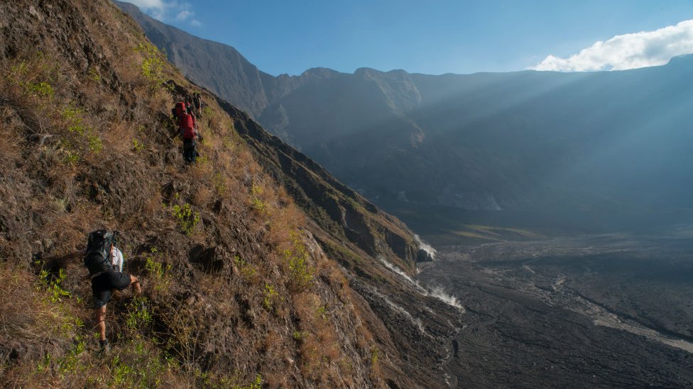 Fotografía de u senderista ene l monte Tambora, en Indonesia.
